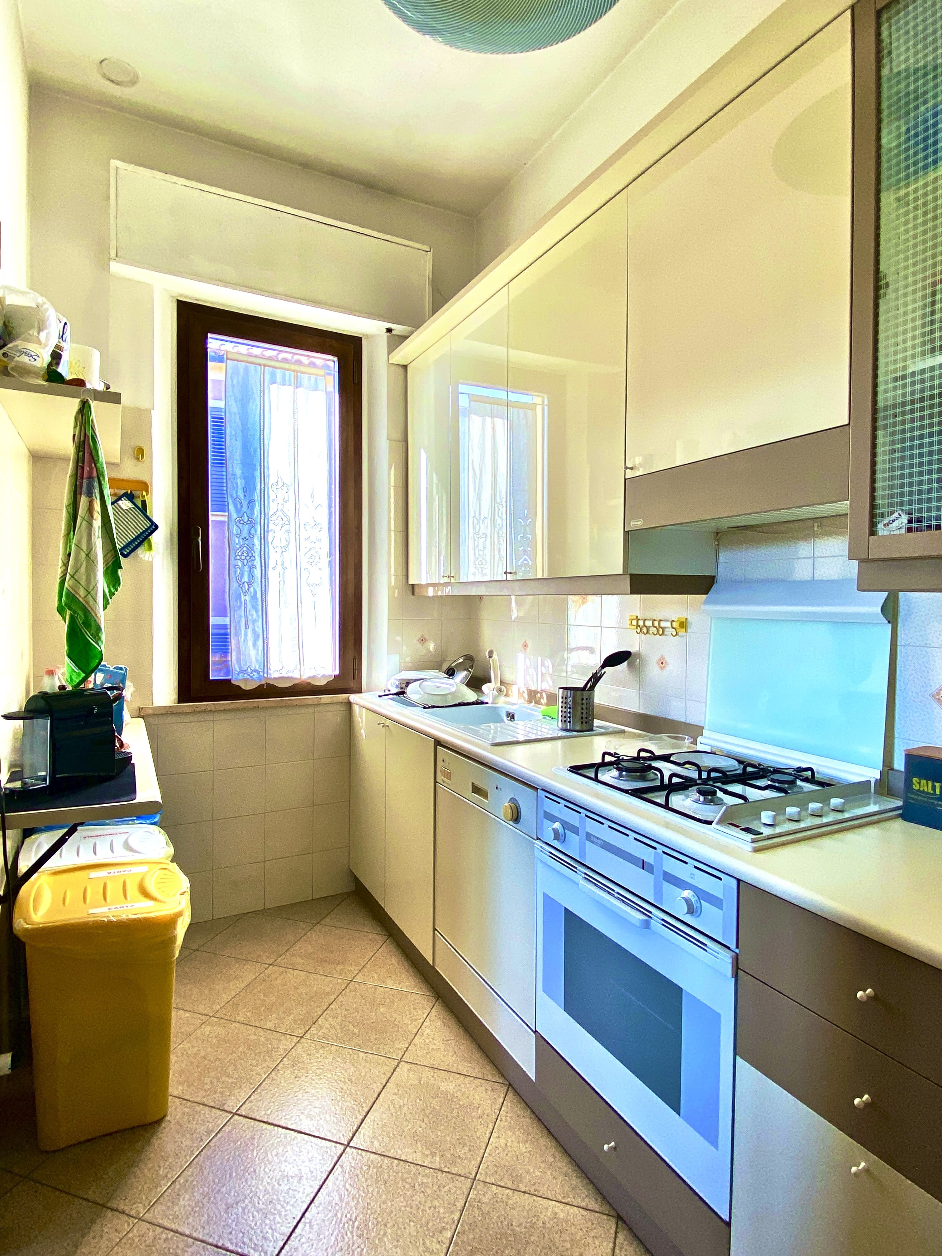 Fully equipped kitchen with accessories